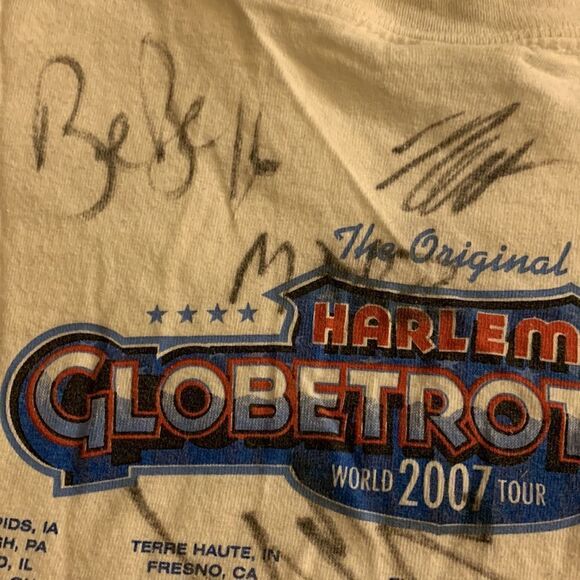 HARLEM GLOBETROTTERS, vintage Autographed T shirt, 2007 world tour, Medium - Picture 8 of 10